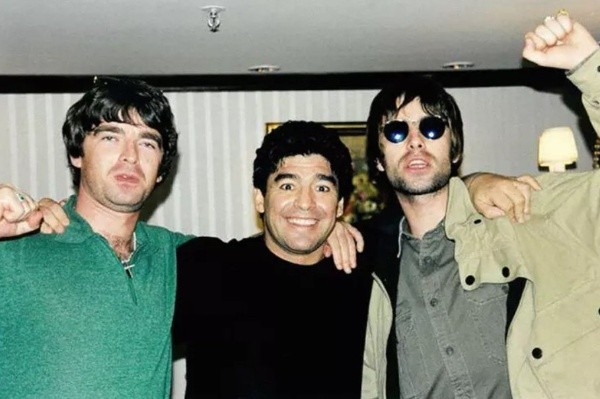 Noel Gallagher, Diego Maradona yLiam Gallagher, en una sola foto.