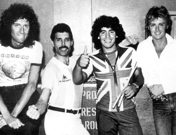 Otra de las capturas del inolvidable momento en que Queen conoció a Diego Maradona.