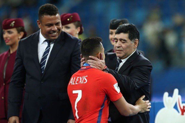 Diego Maradona y Alexis Sánchez junto a Ronaldo.