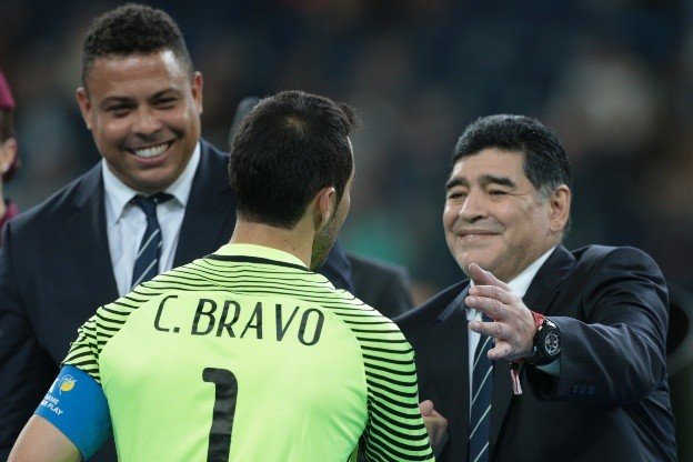 El Diez y el capitán de La Roja, Claudio Bravo.