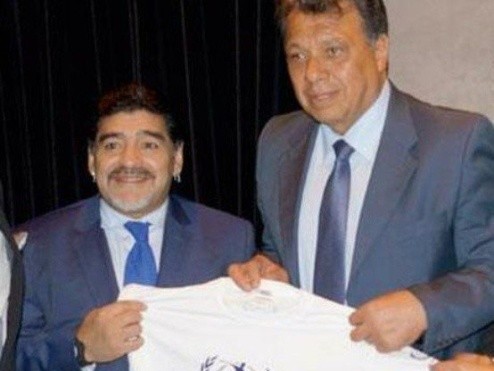 Maradona y don Elías Figueroa, dos de los mejores futbolistas de sudamérica.