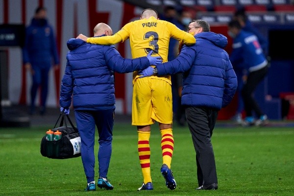 El Barcelona perdió algo más que los 3 puntos ante el Atlético de Madrid. Gerard Piqué es baja sensible por lesión.