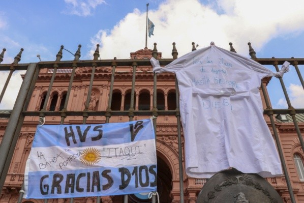 Los argentinos se agolpan en la Casa Rosada para despedir a Diego.