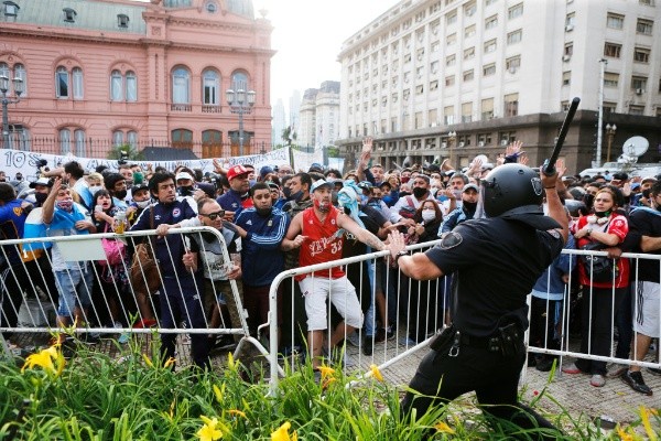 La policía argentina se enfrentó a los hinchas que llegaron a despedir a Diego Maradona en la Casa Rosada. Foto: Getty Images