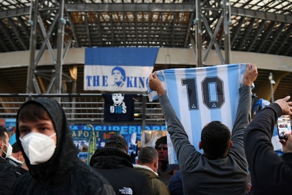 Los hinchas del Napoli llenaron las afueras del estadio San Paolo para homenajear a Diego Maradona. Foto: Getty Images