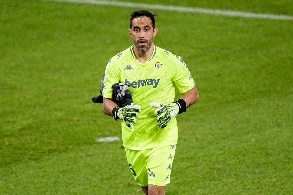 Claudio Bravo es duda para este partido tras molestias físicas en los entrenamientos. (Foto: Getty)