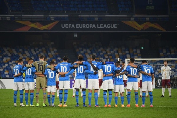 Los jugadores de Napoli rindieron homenaje a Diego Maradona en el partido por la Europa League vistiendo camisetas con el 10 en el dorsal.
