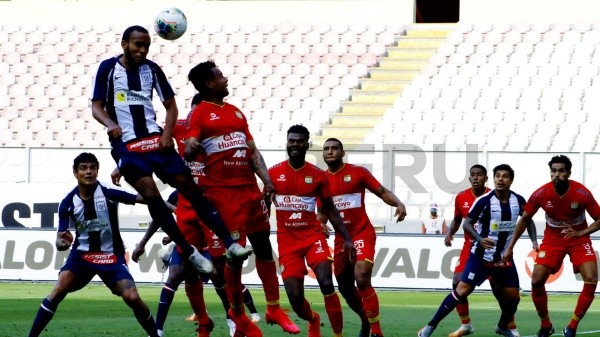 Alianza Lima peleó para mantener la categoría, pero cayó ante Sport Huancayo y se va a la segunda división. Foto: Gol Perú