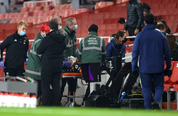 Raúl Jiménez debió ser trasladado de urgencia a un centro médico tras su fuerte choque con David Luiz en el duelo entre Arsenal y Wolverhampton. Foto: Getty Images