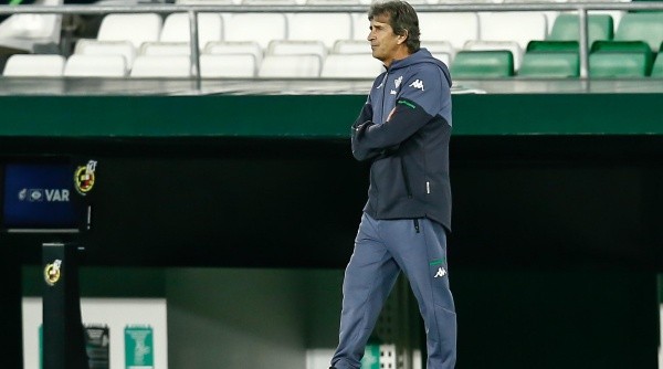 Manuel Pellegrini se llena de críticas por el bajo nivel que ha mostrado el Real Betis. Foto: Getty Images