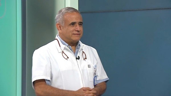 El doctor Sebastián Ugarte en los estudios de Canal 13, para el noticiero central.