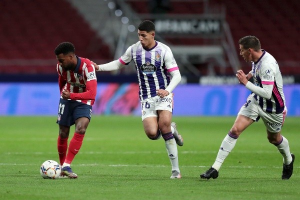 Real Valladolid dio pelea ante el Atlético de Madrid, pero no le alcanzó y cayó por 2-0. Foto: Getty Images