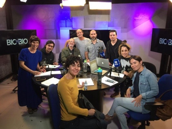 Elisa Zulueta y el elenco de la obra de radioteatro