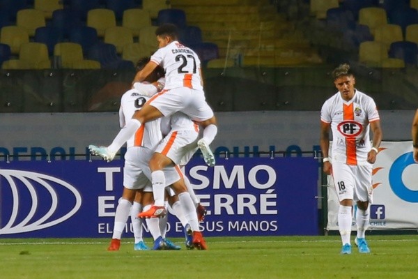 Cobresal buscará reencontrarse con los abrazos ante Universidad de Concepción. Foto: Agencia Uno.