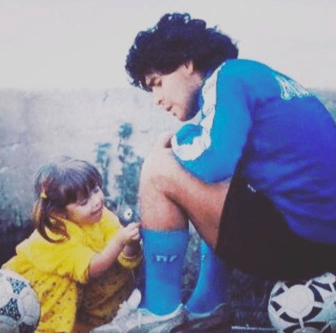 Dalma en sus primeros años, acompaña de Diego Maradona. Foto: Instagram