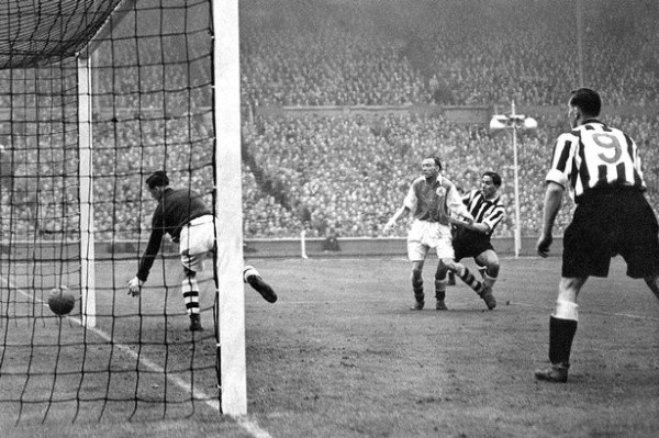 La imagen de Jorge “George” Robledo anotando el gol del triunfo del Newcastle ante Arsenal en la final de la FA Cup de 1952. Lennon la hizo dibujo cuando niño y 22 años después la hizo portada de uno de sus discos. Foto: Archivo
