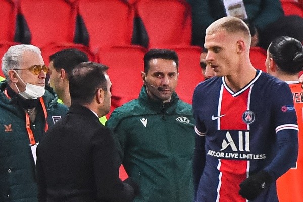 Sebastian Coltescu es el árbitro acusado de racismo por parte del Istanbul Basaksehir. Foto: Getty Images