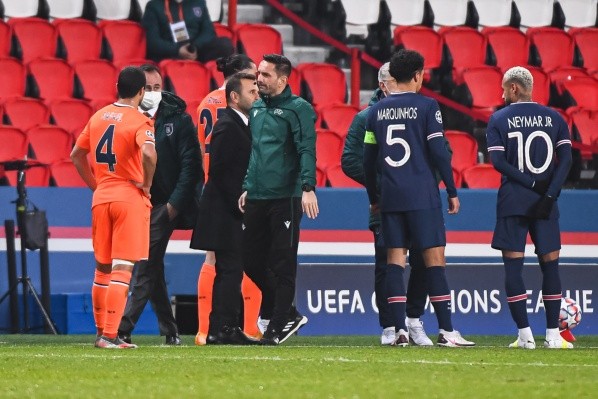 PSG abandonó la cancha en solidaridad con sus colegas turcos.