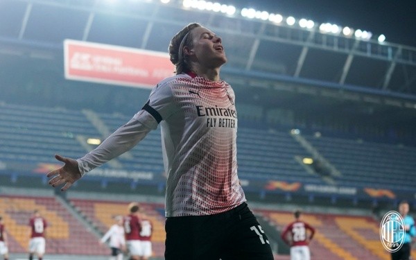 Hauge se jugó la personal y anotó el gol del triunfo del AC Milan en la Europa League. Foto: AC Milan