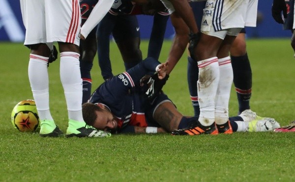 Mendes fue expulsado por la temeraria entrada contra el tobillo de Neymar.