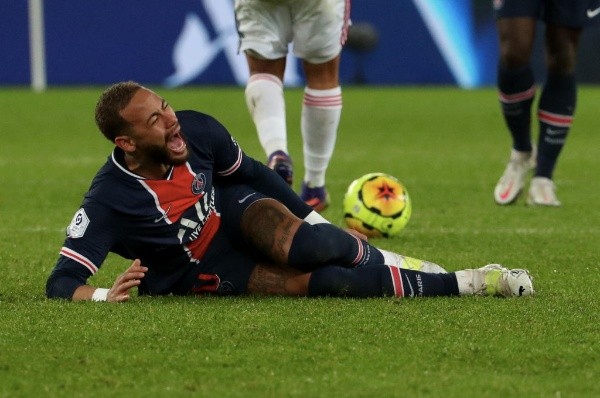 Neymar sufrió una aparente torcedura de tobillo en el choque entre PSG y Lyon.