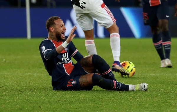Neymar sufrió una dura falta en su tobillo izquierdo en el choque entre PSG y Lyon.