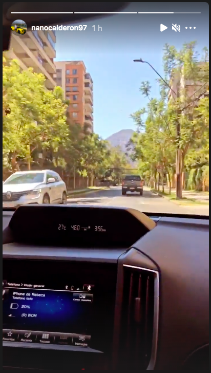 Faltando 4 minutos para las 16:00 horas de este miércoles, Nano Calderón ya andaba libre por las calles de Santiago junto a su polola, Rebeca Naranjo.