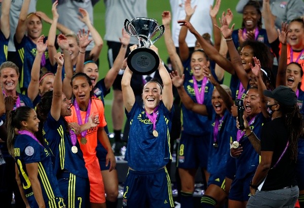Lucy Bronze, campeona y figura de la Champions League, se quedó con el premio The Best. Foto: Getty Images