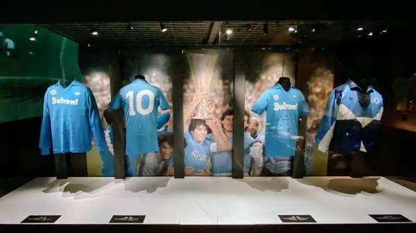 Las impresionantes camisetas de Diego Maradona en el Nápoli