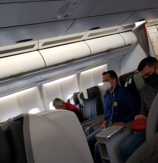 Reinaldo Rueda en el avión rumbo a Colombia.