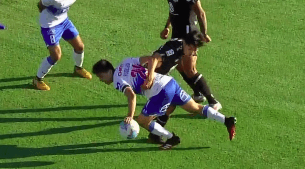 Catuto Rebolledo tocó la pelota con su mano izquierda, pero el árbitro ni el VAR lo alertaron. Foto: CDF