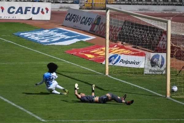Mauricio Viana se equivocó de forma increíble y regaló el 1-0 para Deportes Antofagasta. Foto: Agencia Uno