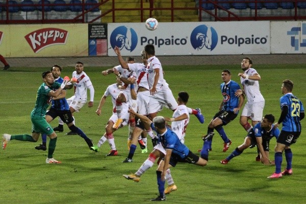 El plantel de Curicó Unido que viajó a enfrentar a Huachipato es parte de los 28 que se van a cuarentena tras la investigación de la seremi de salud. Foto: Agencia Uno