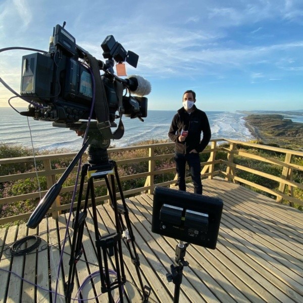 Daniel Matamala cubriendo el eclipse la semana pasada para CNN Chile, en Puerto Saavedra.