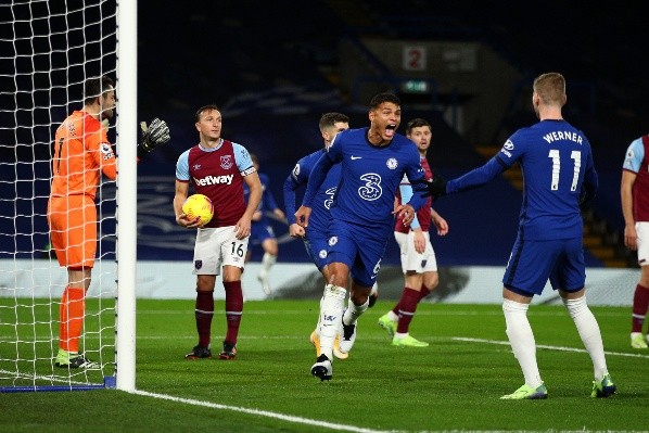 Thiago Silva abrió la ruta del triunfo del Chelsea ante el West Ham. Foto: Getty Images