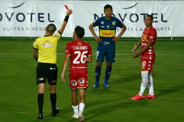 Unión Española pudo quedarse con los tres puntos en el partido anterior a pesar de las adversidades que tuvo el encuentro. Foto: Agencia Un