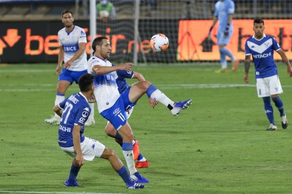 La UC le ganó a Vélez en la ida de cuartos de final.