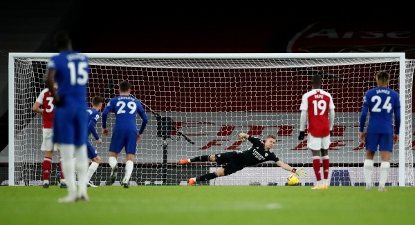 Leno tapó un penal en el final y evitó que el Chelsea se acercara a la remontada ante el Arsenal. Foto: Getty Images