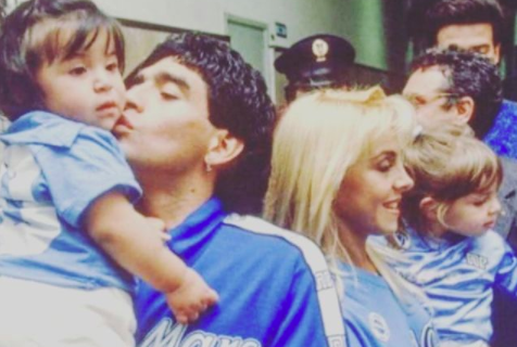 Diego Maradona junto a sus hijas, Dalma y Gianinna, en su época en Italia. Foto: Instagram