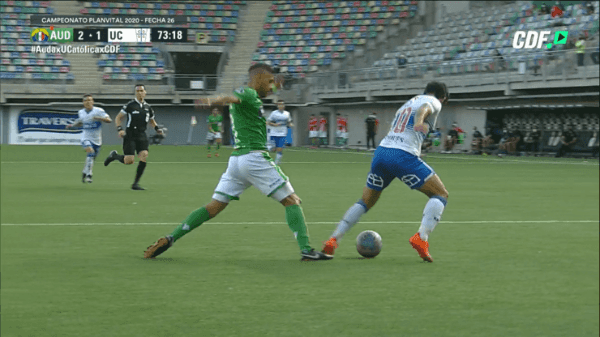 Fernández tocó y bajó a Puch en el área.