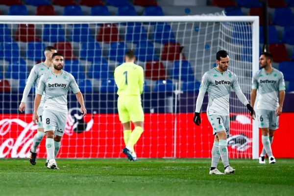 La defensa del Betis sigue sin afirmarse cuando no está Claudio Bravo. Foto: Getty Images