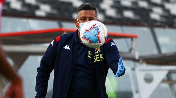 Ronald Fuentes seguirá en la banca de Unión Española por todo el 2021. Foto: Agencia Uno