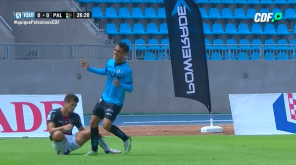 El momento en que Guillermo Soto dobló su tobillo tras caer noqueado. Foto: CDF