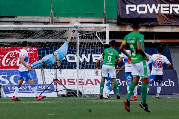 Matías Dituro ha sido una de las figuras del Campeonato Nacional, transformando en un muro el arco de Universidad Católica. Foto: Agencia Uno