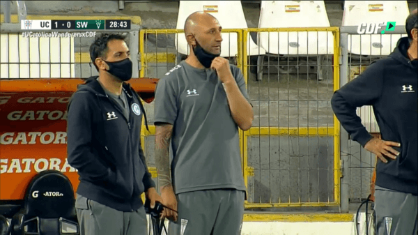 Juan Manuel Esparis, ayudante de Ariel Holan, con el radio en la mano frente a Santiago Wanderers.