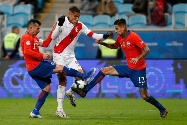 Gary Medel y Erick Pulgar se podrán encontrar por el Calcio. (Foto: Getty)