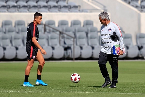 Alexis Sánchez junto a Reinaldo Rueda en un entrenamiento de la selección chilena