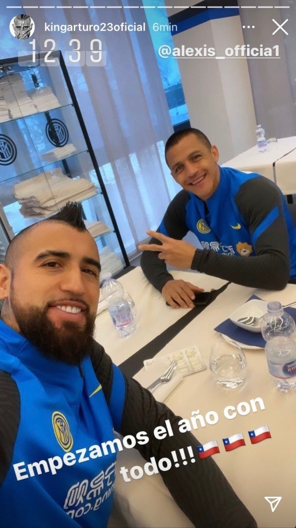 Arturo Vidal y Alexis Sánchez antes de la práctica