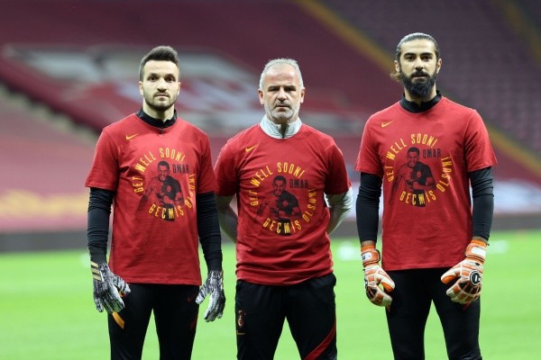 Los jugadores del Galatasaray saltaron a la cancha este sábado con poleras en apoyo a Omar Elabdellaoui. Foto: Twitter