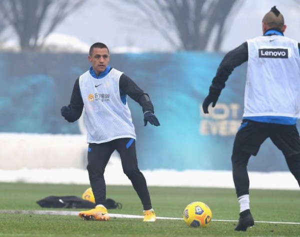 Alexis y Vidal entrenaron con normalidad y se espera que ambos sean parte de la citación de este domingo. (Foto: Getty)